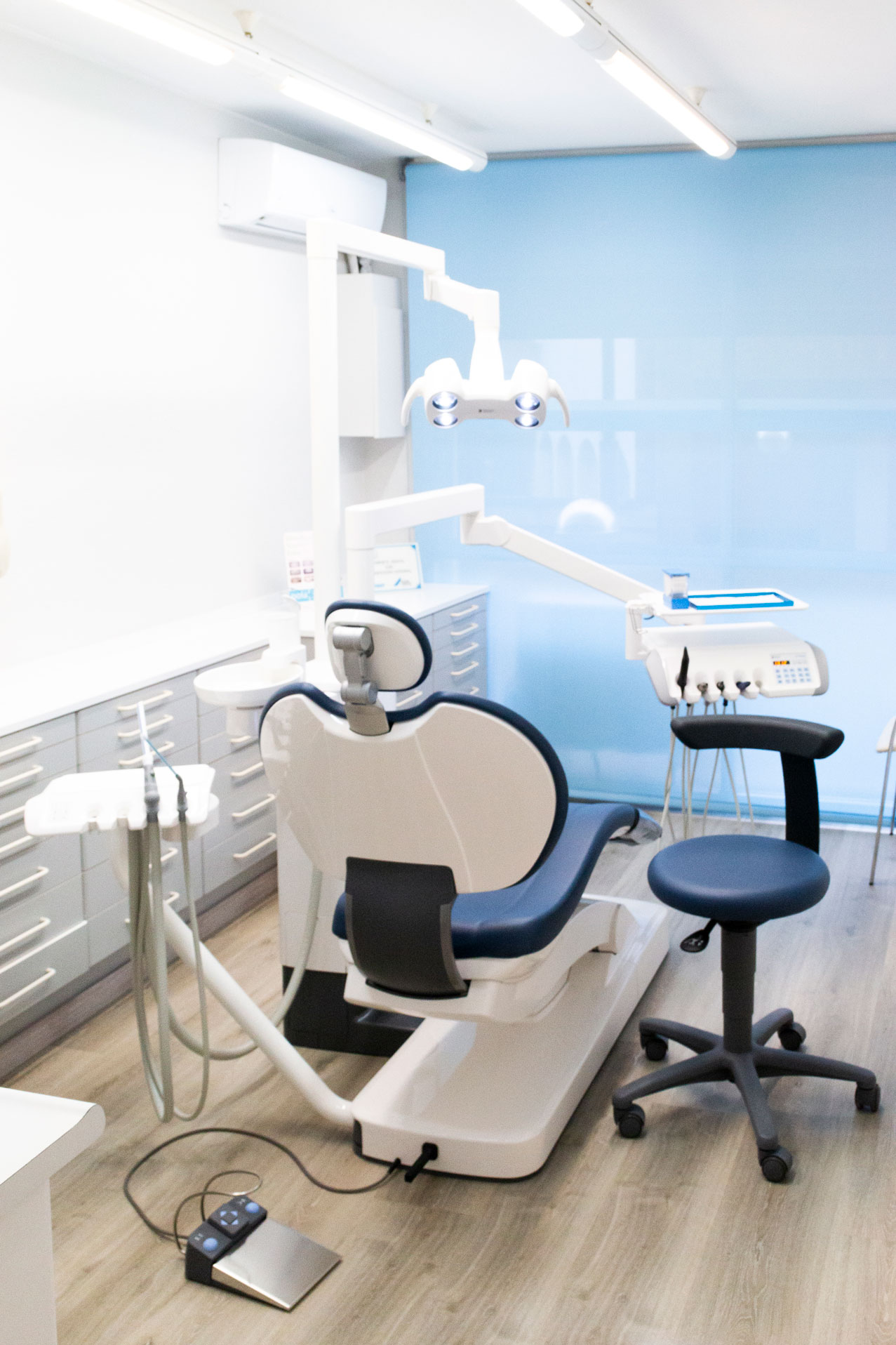 Cadira equipada amb diversos aparells i eines que el dentista utilitza per examinar i tractar els pacients