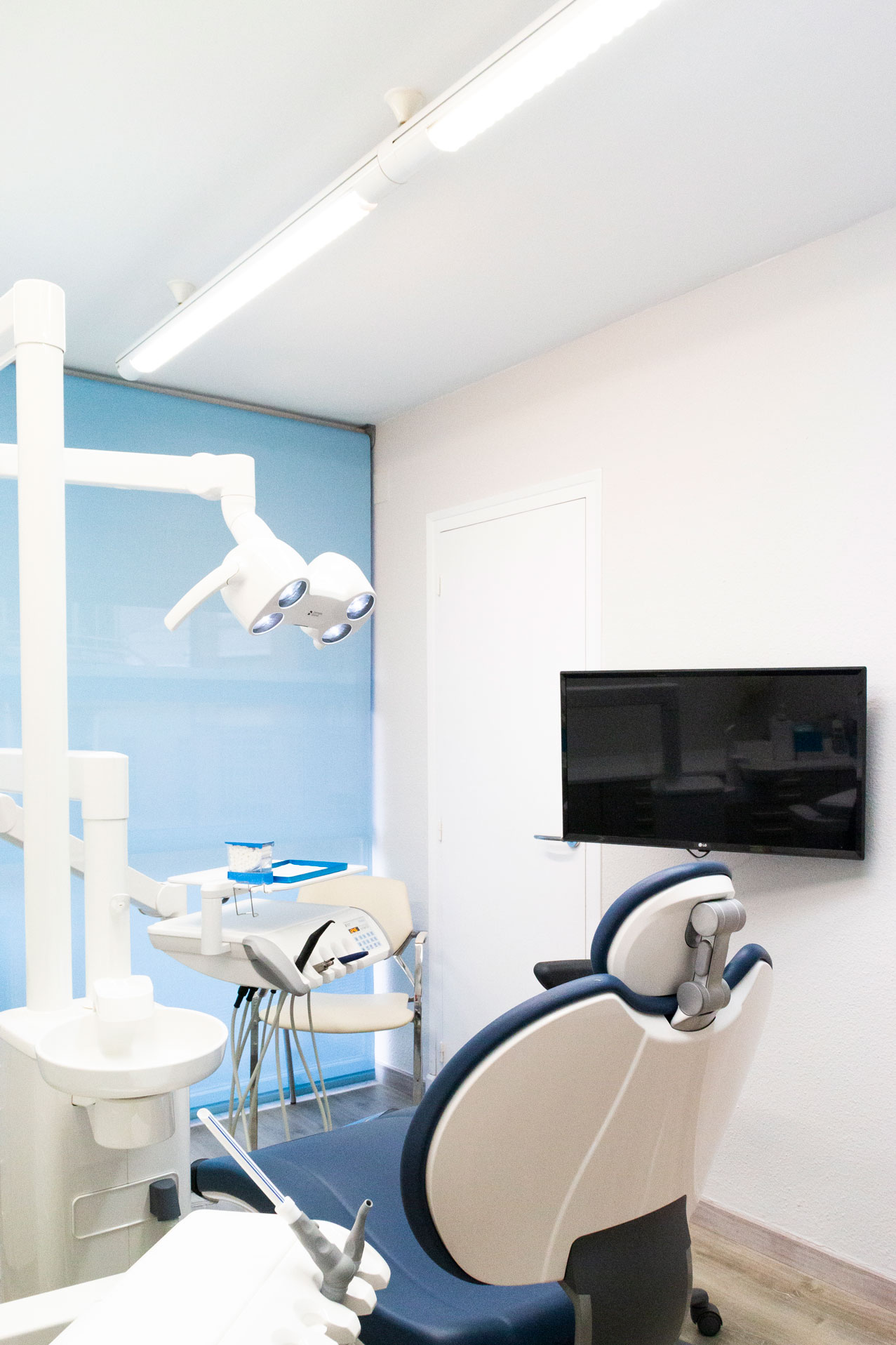 Cadira equipada amb diversos aparells i eines que el dentista utilitza per examinar i tractar els pacients